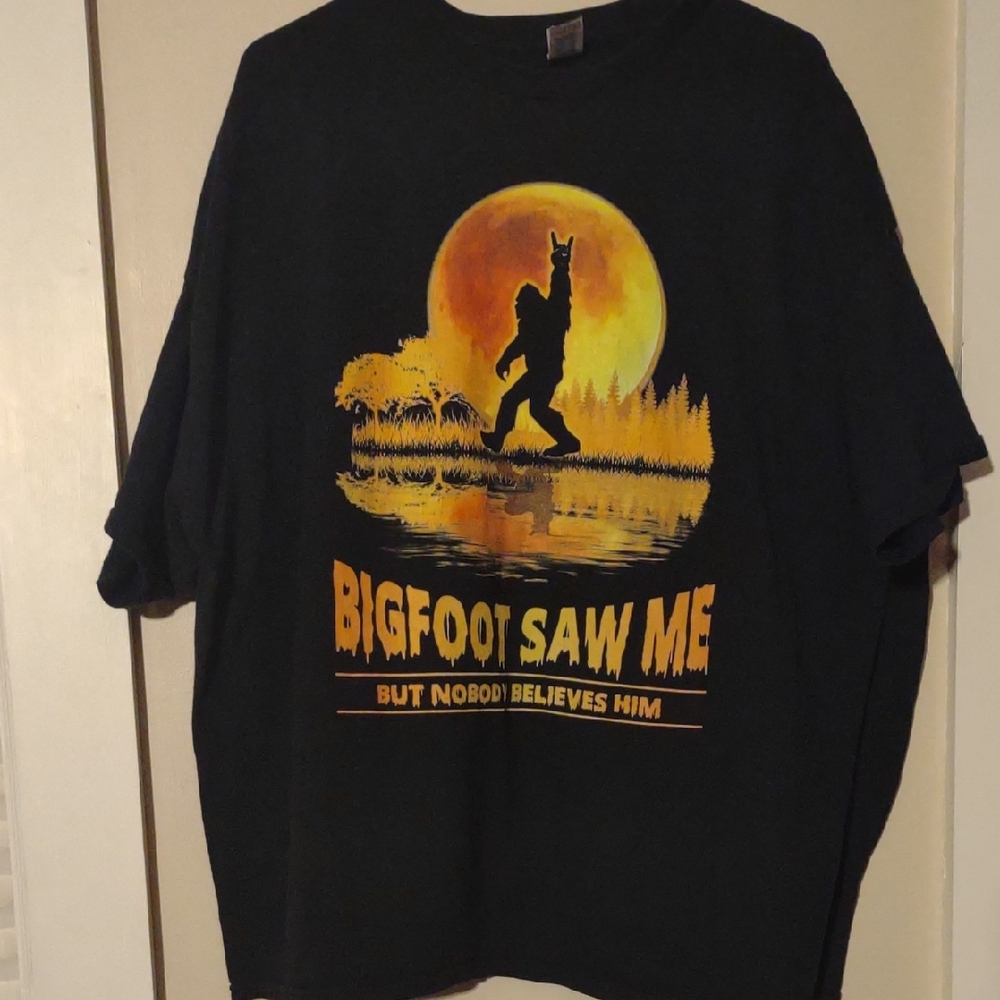 Gildan Heavy Cotton Black Bigfoot T-Shirt mens 3XLG